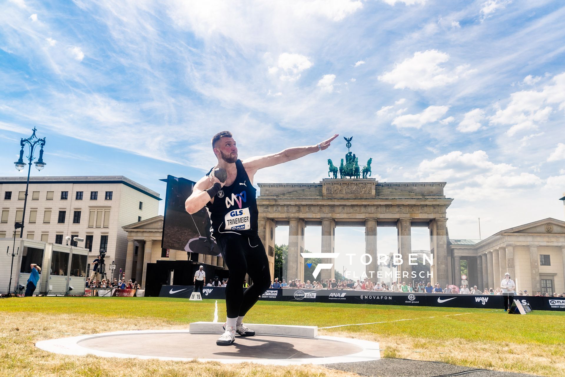 Cedric Trinemeier (MTG Mannheim) beim Kugelstossen waehrend der deutschen Leichtathletik-Meisterschaften auf dem Pariser Platz am 24.06.2022 in Berlin